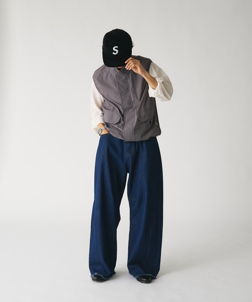 Adoon plain（アドーンプレーン）の「スタンドネックミリタリーナイロンベスト（ベスト・メンズ・チャコールグレー/ブラック・MEDIUM/LARGE）」の13枚目の写真