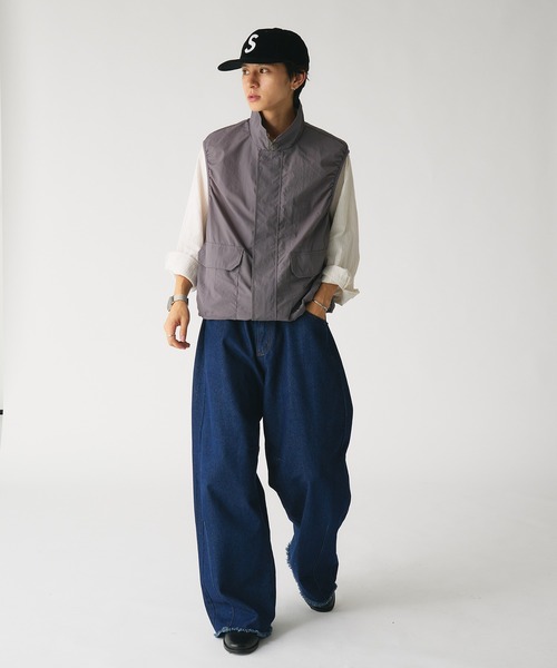 Adoon plain（アドーンプレーン）の「スタンドネックミリタリーナイロンベスト（ベスト・メンズ・チャコールグレー/ブラック・MEDIUM/LARGE）」の14枚目の写真