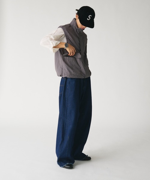 Adoon plain（アドーンプレーン）の「スタンドネックミリタリーナイロンベスト（ベスト・メンズ・チャコールグレー/ブラック・MEDIUM/LARGE）」の8枚目の写真