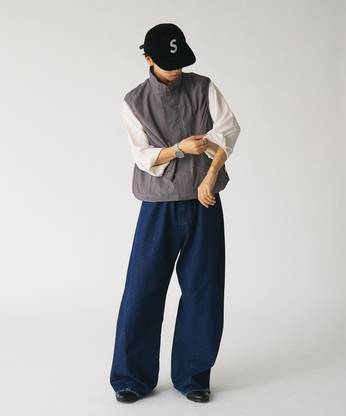 Adoon plain（アドーンプレーン）の「スタンドネックミリタリーナイロンベスト（ベスト・メンズ・チャコールグレー/ブラック・MEDIUM/LARGE）」の6枚目の写真