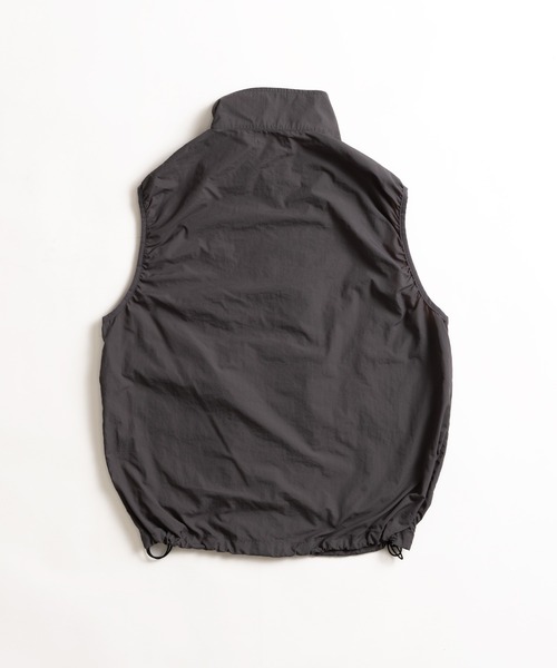Adoon plain（アドーンプレーン）の「スタンドネックミリタリーナイロンベスト（ベスト・メンズ・チャコールグレー/ブラック・MEDIUM/LARGE）」の4枚目の写真