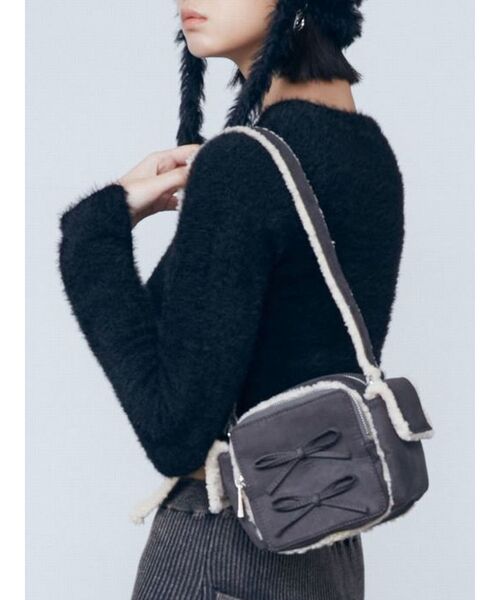 EMODA（エモダ）の「フェイクムートンボックスリボンバッグ（ショルダーバッグ・レディース・ブルー/グレー/ブラック・FREE）」の2枚目の写真