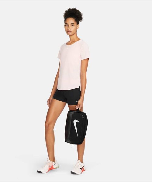 NIKE（ナイキ）の「ナイキ ブラジリア 9.5 トレーニングシューズバッグ (11L) / Nike Brasilia 9.5 Training Shoe Bag (11L) DM3982-010 Black（エコバッグ/サブバッグ・レディース・ブラック・ONE SIZE）」の4枚目の写真