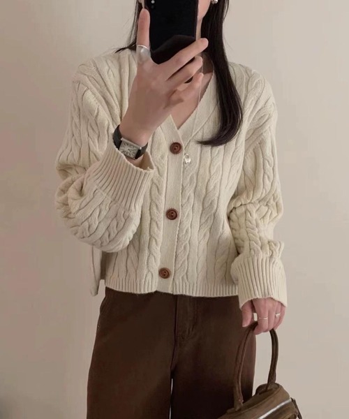 aimoha(アイモハ)の「ケーブル編みVネックカーディガン(カーディガン/ボレロ・レディース・ブルー/グレー/ホワイト/チョコ・FREE)」の2枚目の写真