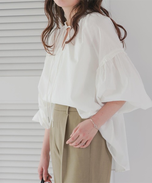 titivate(ティティベイト)の「ギャザーリボンボイルブラウス(シャツ/ブラウス・レディース・キャメル/ブラック/オフホワイト/ブルー/チェリーピンク・S/M)」の1枚目の写真