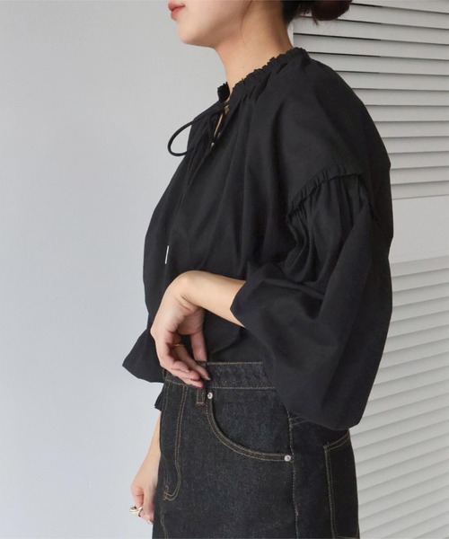 titivate(ティティベイト)の「ギャザーリボンボイルブラウス(シャツ/ブラウス・レディース・キャメル/ブラック/オフホワイト/ブルー/チェリーピンク・S/M)」の16枚目の写真