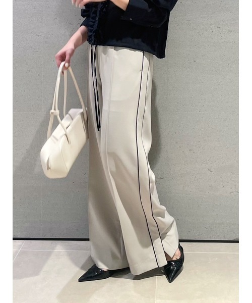 Mila Owen（ミラオーウェン）の「ウエストゴムパイピングラインジャージパンツ（その他パンツ・レディース・ベージュ/ネイビー/ブラック・0/1）」の2枚目の写真