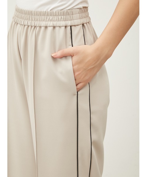 Mila Owen（ミラオーウェン）の「ウエストゴムパイピングラインジャージパンツ（その他パンツ・レディース・ベージュ/ネイビー/ブラック・0/1）」の8枚目の写真