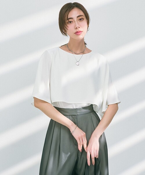 23区 S(ニジュウサンクチイサイサイズ)の「ストレッチジョーゼット ケープデザイン カットソー(Tシャツ/カットソー・レディース・ブラック系/ダークブラウン系/ベージュ系/スモーキーグリーン系/ネイビー系/ホワイト系/ブルー/ピンク・32)」の2枚目の写真