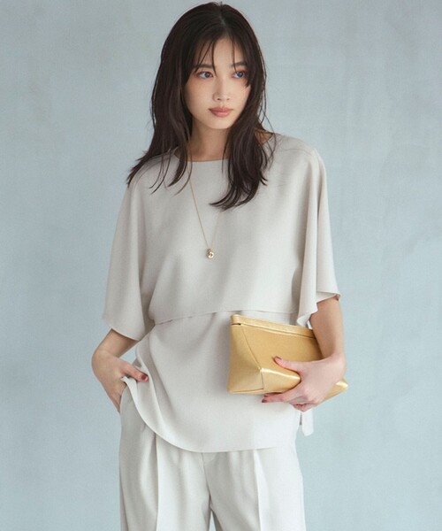 23区 S(ニジュウサンクチイサイサイズ)の「ストレッチジョーゼット ケープデザイン カットソー(Tシャツ/カットソー・レディース・ブラック系/ダークブラウン系/ベージュ系/スモーキーグリーン系/ネイビー系/ホワイト系/ブルー/ピンク・32)」の4枚目の写真