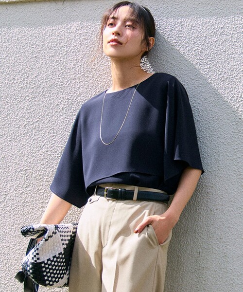 23区 S(ニジュウサンクチイサイサイズ)の「ストレッチジョーゼット ケープデザイン カットソー(Tシャツ/カットソー・レディース・ブラック系/ダークブラウン系/ベージュ系/スモーキーグリーン系/ネイビー系/ホワイト系/ブルー/ピンク・32)」の7枚目の写真