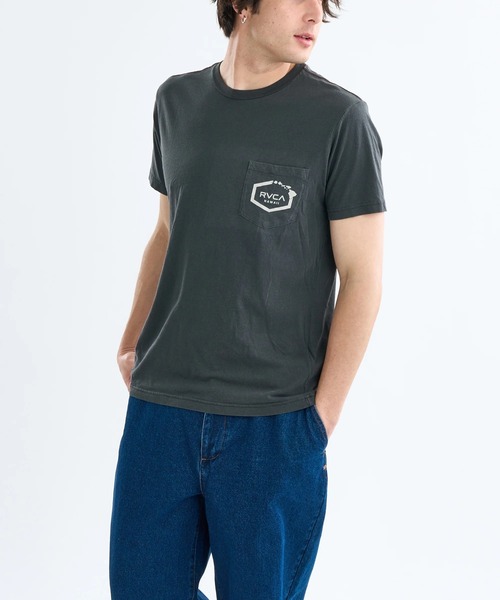 RVCA(ルーカ)の「RVCA メンズ ISLAND HEX POCKET SS Tシャツ 【2025年春夏モデル】/ルーカ胸ポケットワンポイントHAWAIIコレクション半袖Tシャツ(Tシャツ/カットソー・メンズ・グレー系その他/ブラック系その他・X-LARGE/MEDIUM/SMALL/LARGE)」の2枚目の写真