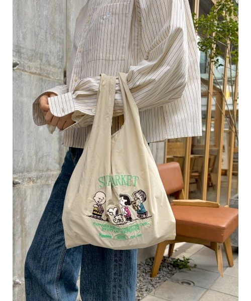 PEANUTS（ピーナッツ）の「[ポケッタブル仕様]【PEANUTS】2WAYストラップ付きバッグ（エコバッグ/サブバッグ・レディース・ライトグレー/ブラック/アイボリー/ライトブルー/チャコール/シルバーグレー/ライトブラウン・0）」の5枚目の写真