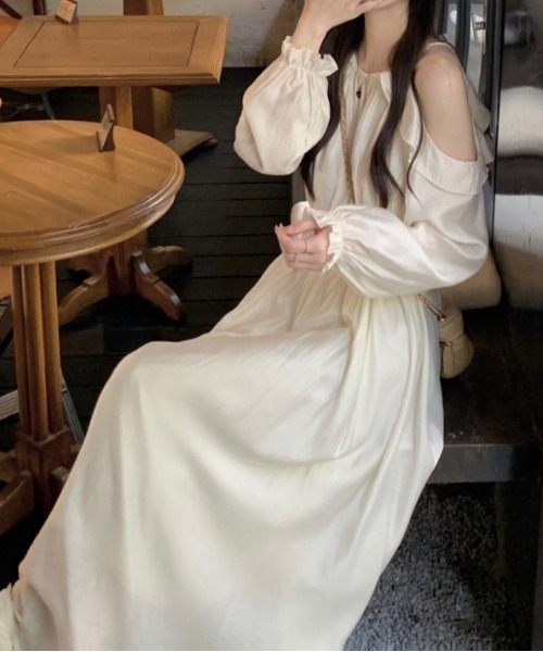 FAVORITO(ファヴォリート)の「フレア袖オフショルダーキャミワンピース(ワンピース・レディース・ブラック/ベージュ・F)」の11枚目の写真