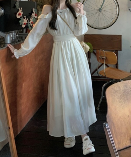 FAVORITO(ファヴォリート)の「フレア袖オフショルダーキャミワンピース(ワンピース・レディース・ブラック/ベージュ・F)」の8枚目の写真