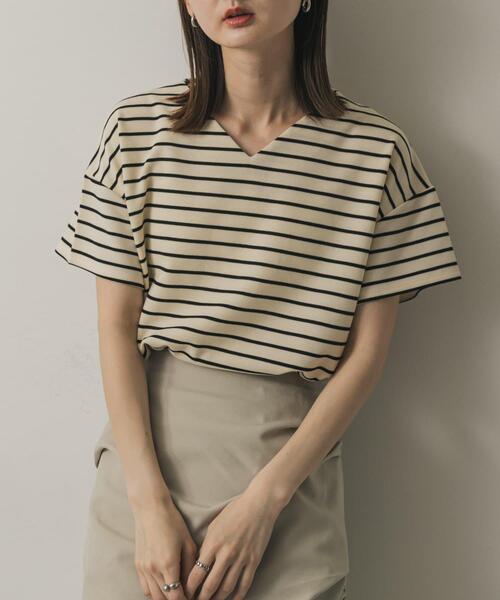 SENSE OF PLACE by URBAN RESEARCH(センスオブプレイスバイアーバンリサーチ)の「ミラノリブVネックTシャツ(Tシャツ/カットソー・レディース・チャコールグレー/ブラック/オフホワイト/ホワイト系その他/ライトカーキ・ONE)」の1枚目の写真