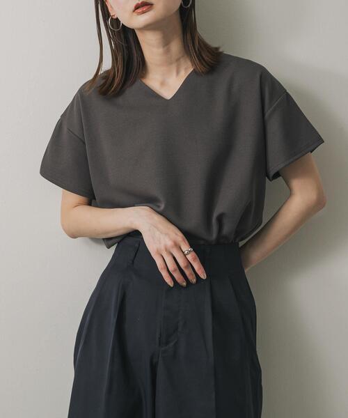 SENSE OF PLACE by URBAN RESEARCH(センスオブプレイスバイアーバンリサーチ)の「ミラノリブVネックTシャツ(Tシャツ/カットソー・レディース・チャコールグレー/ブラック/オフホワイト/ホワイト系その他/ライトカーキ・ONE)」の4枚目の写真