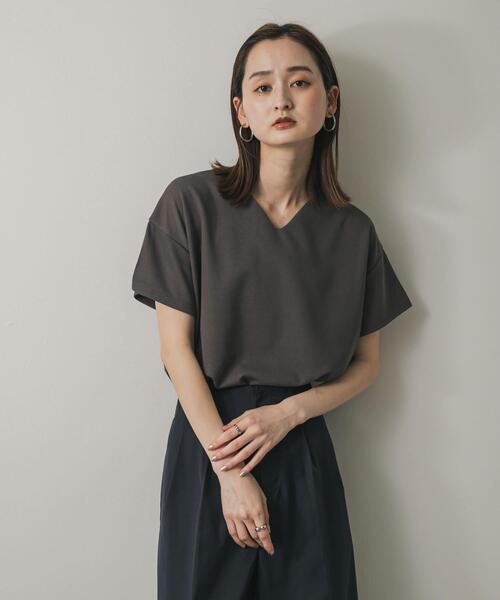 SENSE OF PLACE by URBAN RESEARCH(センスオブプレイスバイアーバンリサーチ)の「ミラノリブVネックTシャツ(Tシャツ/カットソー・レディース・チャコールグレー/ブラック/オフホワイト/ホワイト系その他/ライトカーキ・ONE)」の7枚目の写真