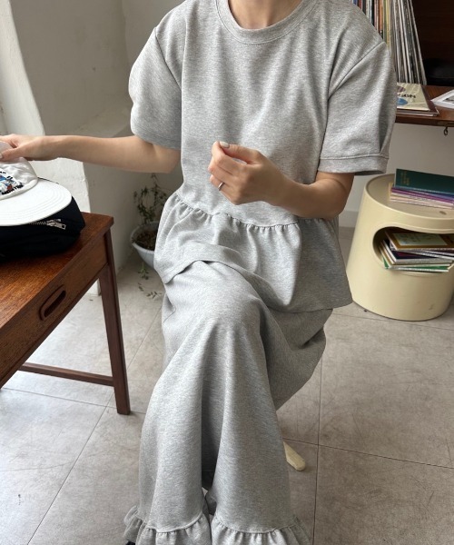 FAVORITO(ファヴォリート)の「クルーネック半袖フリルトップスハイウエストポケット付きスカート2点セットアップ(セットアップ・レディース・グレー/ホワイト/ブラック・F)」の15枚目の写真