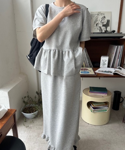 FAVORITO(ファヴォリート)の「クルーネック半袖フリルトップスハイウエストポケット付きスカート2点セットアップ(セットアップ・レディース・グレー/ホワイト/ブラック・F)」の19枚目の写真
