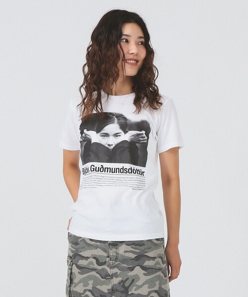 Ray BEAMS（レイビームス）の「【別注】Kevin Cummins / 「Bjork」Photo T①（Tシャツ/カットソー・レディース・ホワイト・ONE SIZE）」の3枚目の写真