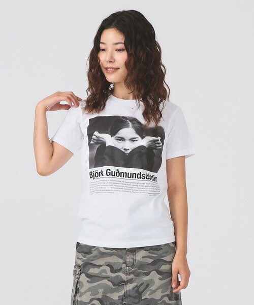 Ray BEAMS（レイビームス）の「【別注】Kevin Cummins / 「Bjork」Photo T①（Tシャツ/カットソー・レディース・ホワイト・ONE SIZE）」の4枚目の写真