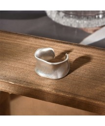 Forcement（フォースメント）の「薄着になる季節は大ぶりモードな印象のシルバーリングがコーデに効く。（リング）」