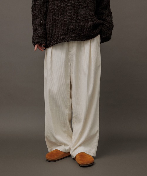 ADAM ET ROPE'（アダムエロペ）の「【WEB限定】2タック ワイドストレート ドカンパンツ / バギーパンツ /コーデュロイ / ユニセックス（その他パンツ・メンズ・ブラック/チャコールグレー/オフホワイト/ベージュ系その他・S/M/L）」の9枚目の写真