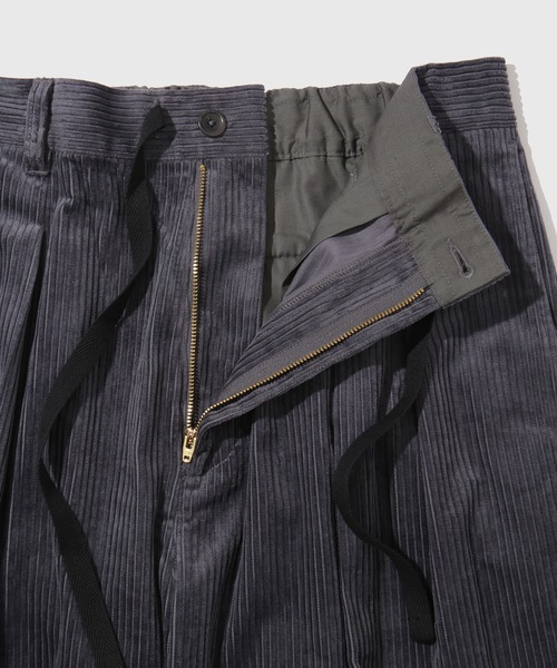 ADAM ET ROPE'（アダムエロペ）の「【WEB限定】2タック ワイドストレート ドカンパンツ / バギーパンツ /コーデュロイ / ユニセックス（その他パンツ・メンズ・ブラック/チャコールグレー/オフホワイト/ベージュ系その他・S/M/L）」の21枚目の写真
