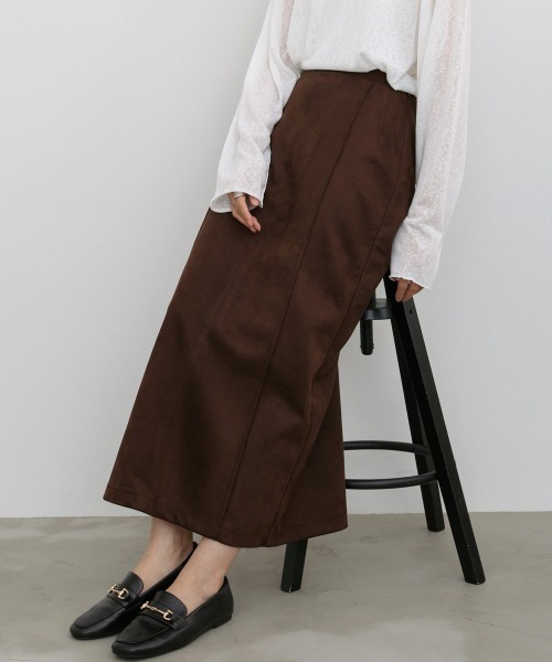 Bab(バブ)の「【タイト/フレア2タイプ】【サイズ展開あり】スウェードロングスカート(スカート・レディース・チャコールグレー/アイボリー系/ブラウン系その他2/アイボリー/グレー系その他/イエロー系その他/キャメル/ブラウン・S/M/L)」の4枚目の写真