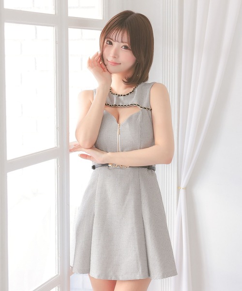 Tika(ティカ)の「キャバドレス ミニ フレア ノースリーブ チェーンデザイン バストカット ジップ ウエストベルト ボックスドレス キャバワンピ(ドレス・レディース・ホワイト/ブラック・S/M/L/XL)」の3枚目の写真