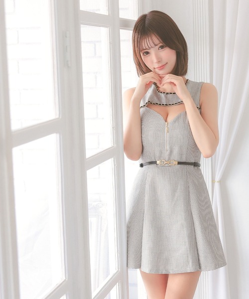 Tika(ティカ)の「キャバドレス ミニ フレア ノースリーブ チェーンデザイン バストカット ジップ ウエストベルト ボックスドレス キャバワンピ(ドレス・レディース・ホワイト/ブラック・S/M/L/XL)」の4枚目の写真