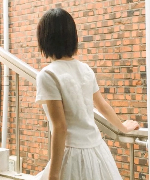 A'GEM/9 × .kom 『.KOM/ドットケーオーエム』 背中レース 羽半袖