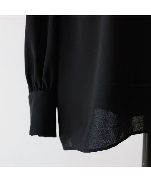 DESIGNWORKS(デザインワークス)の「サテンネックフリルブラウス(シャツ/ブラウス・レディース・ブラック/オフホワイト・38)」の21枚目の写真