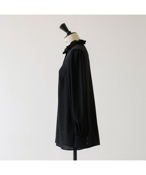 DESIGNWORKS(デザインワークス)の「サテンネックフリルブラウス(シャツ/ブラウス・レディース・ブラック/オフホワイト・38)」の22枚目の写真
