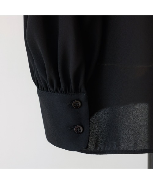 DESIGNWORKS(デザインワークス)の「サテンネックフリルブラウス(シャツ/ブラウス・レディース・ブラック/オフホワイト・38)」の4枚目の写真