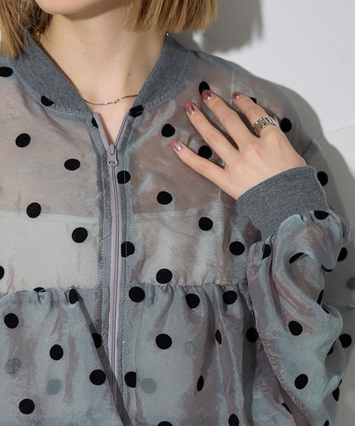 each（イーチ）の「フロッキードットフリルペプラムシアーブルゾン（ブルゾン・レディース・ブラック/グレー・FREE）」の3枚目の写真