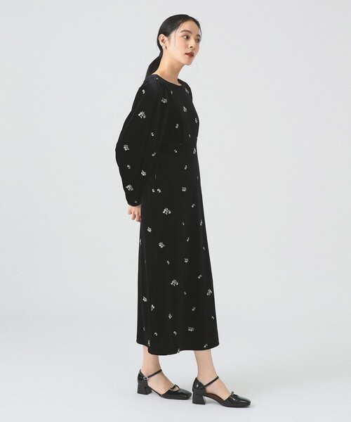 Ray BEAMS(レイビームス)の「ベロア 刺繍 ワンピース(ワンピース・レディース・ブラック/ダークブラウン・0/1)」の4枚目の写真