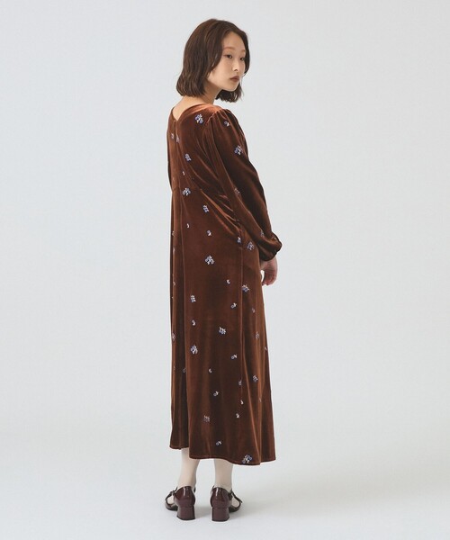 Ray BEAMS(レイビームス)の「ベロア 刺繍 ワンピース(ワンピース・レディース・ブラック/ダークブラウン・0/1)」の7枚目の写真