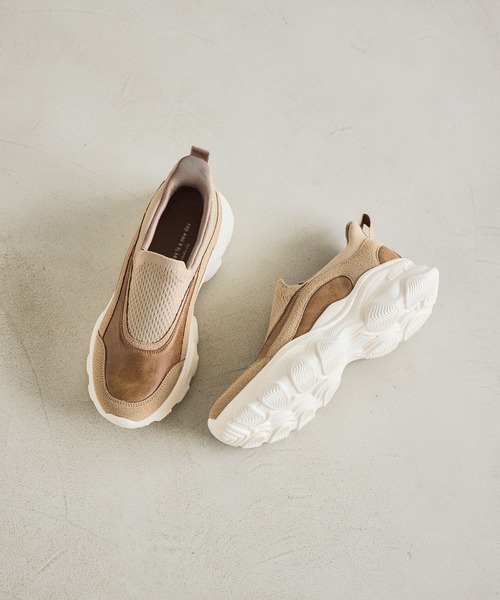 studio CLIP（スタディオクリップ）の「らく履きスリッポンスニーカー（スニーカー・レディース・ベージュ/ブラック・MEDIUM/LARGE）」の2枚目の写真