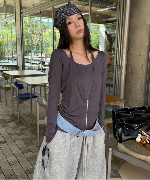 ELOOPS(イーループス)の「【ELOOPS】ホルターネック風フェイクレイヤード ジップデザイン ロングスリーブトップス(Tシャツ/カットソー・レディース・ブラウン/グレー・FREE)」の2枚目の写真