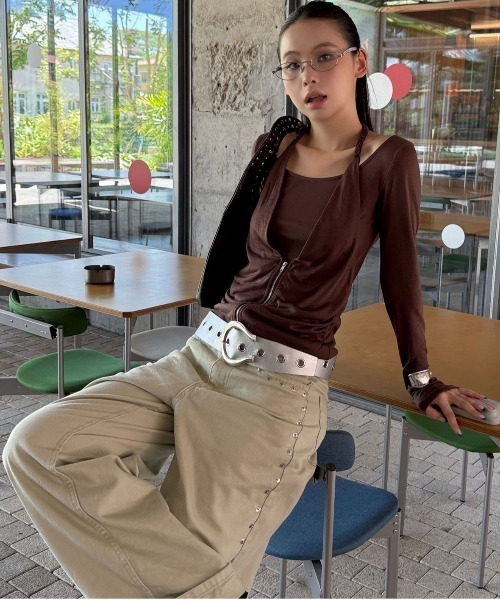 ELOOPS(イーループス)の「【ELOOPS】ホルターネック風フェイクレイヤード ジップデザイン ロングスリーブトップス(Tシャツ/カットソー・レディース・ブラウン/グレー・FREE)」の5枚目の写真