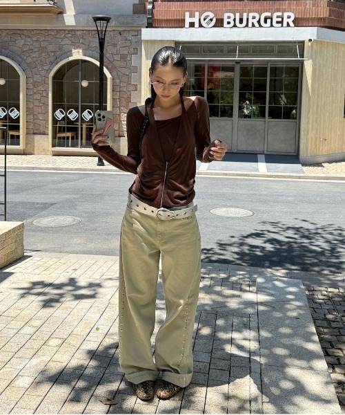 ELOOPS(イーループス)の「【ELOOPS】ホルターネック風フェイクレイヤード ジップデザイン ロングスリーブトップス(Tシャツ/カットソー・レディース・ブラウン/グレー・FREE)」の8枚目の写真