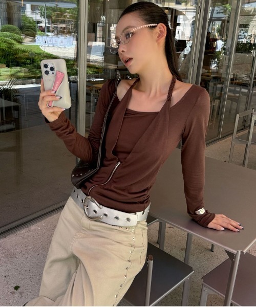 ELOOPS(イーループス)の「【ELOOPS】ホルターネック風フェイクレイヤード ジップデザイン ロングスリーブトップス(Tシャツ/カットソー・レディース・ブラウン/グレー・FREE)」の9枚目の写真