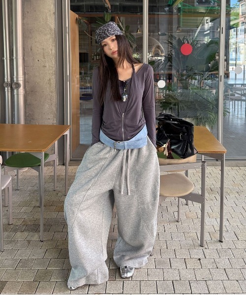 ELOOPS(イーループス)の「【ELOOPS】ホルターネック風フェイクレイヤード ジップデザイン ロングスリーブトップス(Tシャツ/カットソー・レディース・ブラウン/グレー・FREE)」の13枚目の写真