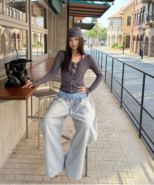 ELOOPS(イーループス)の「【ELOOPS】ホルターネック風フェイクレイヤード ジップデザイン ロングスリーブトップス(Tシャツ/カットソー・レディース・ブラウン/グレー・FREE)」の14枚目の写真