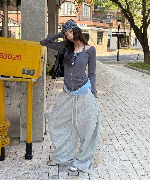 ELOOPS(イーループス)の「【ELOOPS】ホルターネック風フェイクレイヤード ジップデザイン ロングスリーブトップス(Tシャツ/カットソー・レディース・ブラウン/グレー・FREE)」の15枚目の写真