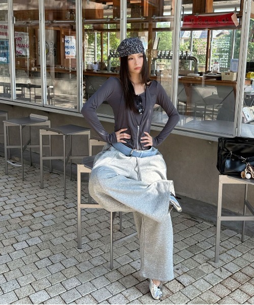 ELOOPS(イーループス)の「【ELOOPS】ホルターネック風フェイクレイヤード ジップデザイン ロングスリーブトップス(Tシャツ/カットソー・レディース・ブラウン/グレー・FREE)」の16枚目の写真