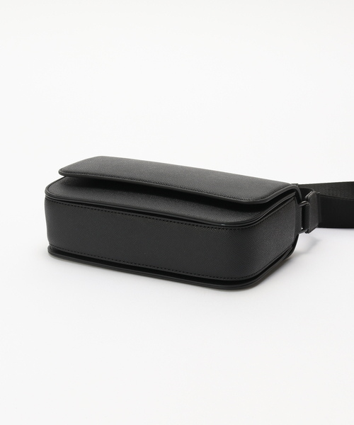 B.C STOCK(ベーセーストック)の「【fellowww / フェロー】別注 フェイクレザー クロスボディーバッグ(ショルダーバッグ・メンズ・ブラック・FREE)」の5枚目の写真