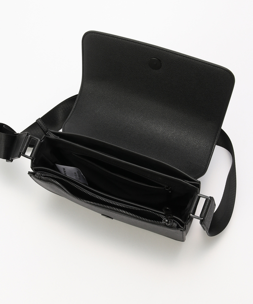 B.C STOCK(ベーセーストック)の「【fellowww / フェロー】別注 フェイクレザー クロスボディーバッグ(ショルダーバッグ・メンズ・ブラック・FREE)」の6枚目の写真